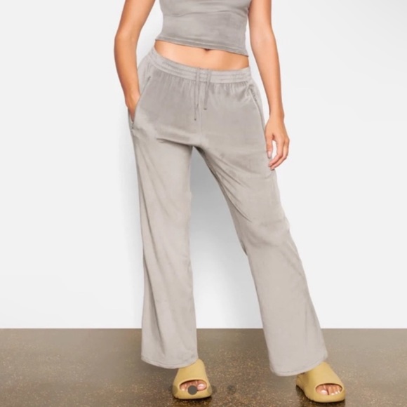 SOLD OUT NWT SKIMS Velour track pants - Smoke Size Large - Picture 2 of 4